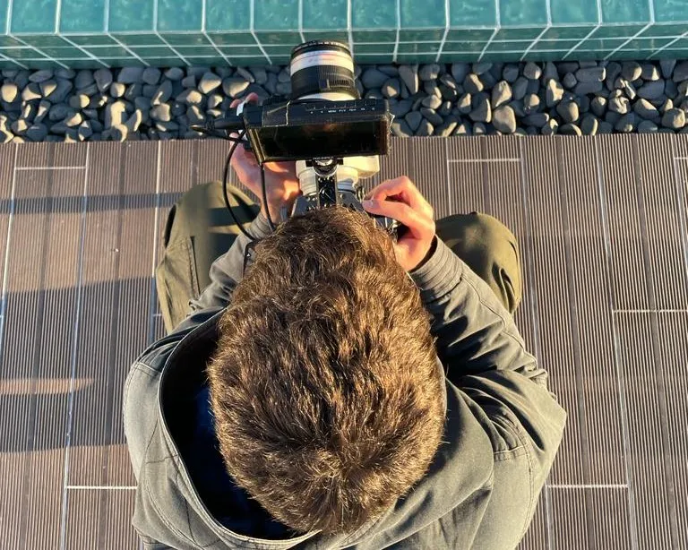 Serviço de fotografia profissional. Fotografia ao pé da piscina.